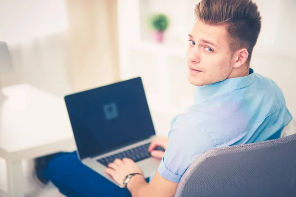 Young businessman working in office, sitting at desk — Stock Photo, Image