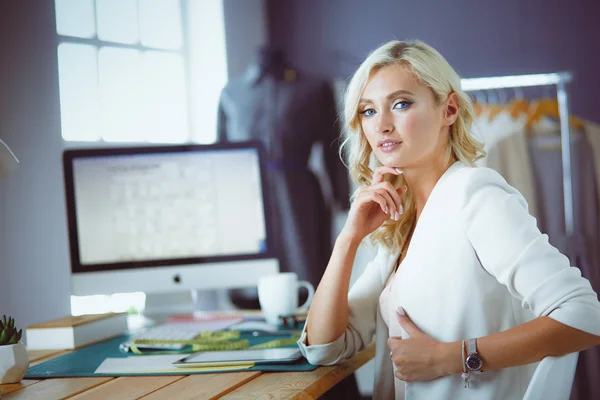 Modedesignerin arbeitet im Atelier an ihren Entwürfen — Stockfoto