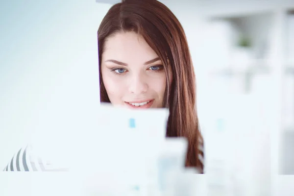 Beautiful young woman in shop — Stock Photo, Image