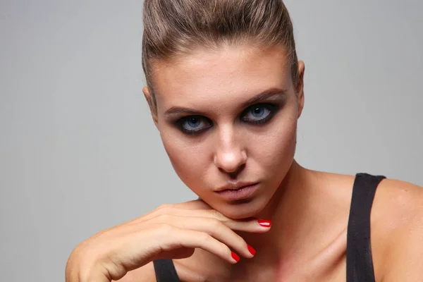 Retrato de una hermosa mujer con collar, aislado sobre fondo blanco. Retrato de una mujer hermosa. — Foto de Stock