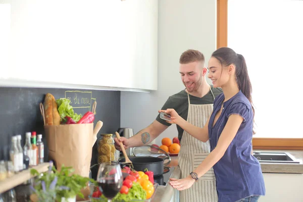 Pareja cocinando juntos en su cocina en casa — Foto de Stock