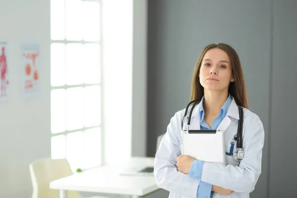 女医生在医院大堂使用平板电脑 — 图库照片