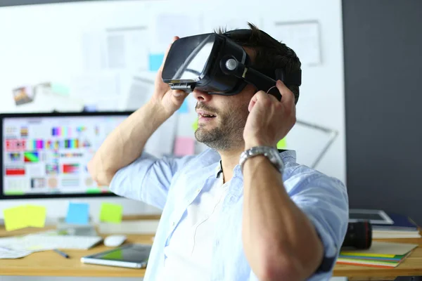 Joven programador de software masculino probando una nueva aplicación con gafas de realidad virtual 3d en la oficina . — Foto de Stock