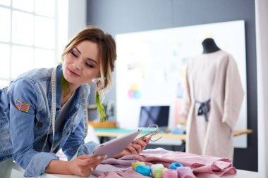 Moda Tasarımcısı kadın stüdyoda tasarımları ile iPad üzerinde