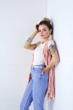 Çalışma odasında duran güzel bir kadın. Güzel kadın..