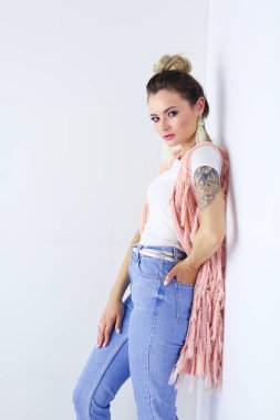 Çalışma odasında duran güzel bir kadın. Güzel kadın..