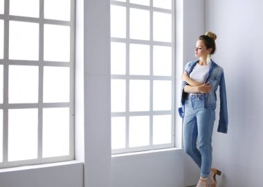 Çalışma odasında duran güzel bir kadın. Güzel kadın..