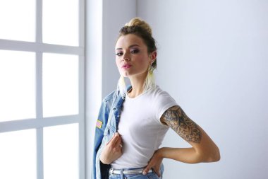 Çalışma odasında duran güzel bir kadın. Güzel kadın..