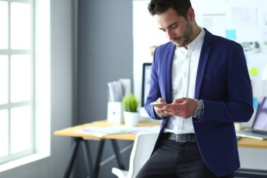 Genç tasarımcı ofisinde SMS yazma