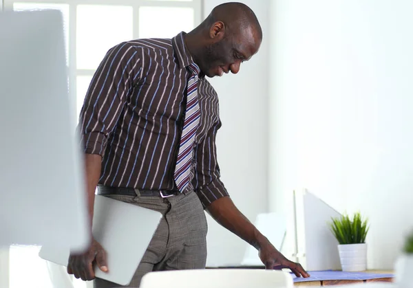 Arquitecto afroamericano trabajando con computadoras y planos en la oficina —  Fotos de Stock