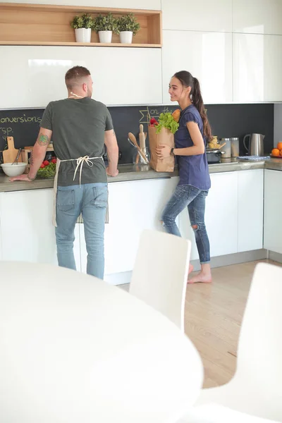 Vackra unga par har roligt i köket hemma — Stockfoto