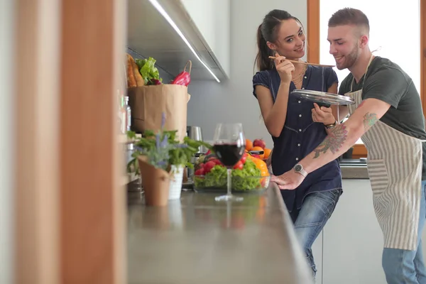 Pareja cocinando juntos en su cocina en casa — Foto de Stock