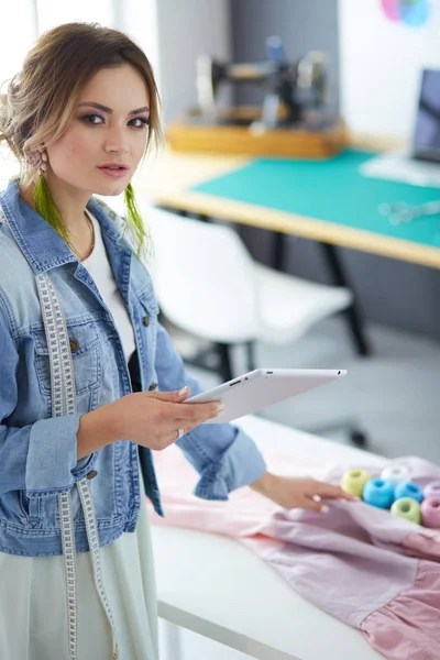 Moda Tasarımcısı kadın stüdyoda tasarımları ile iPad üzerinde