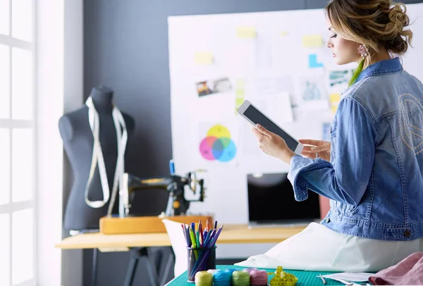 Fashion designer vrouw werkt aan haar ontwerpen in de studio — Stockfoto