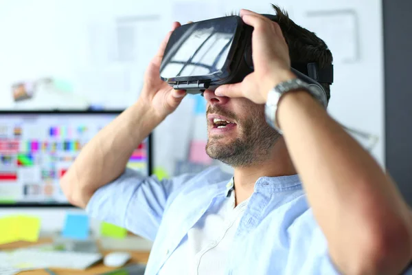 Jovem Programador Software Masculino Testando Novo Aplicativo Com Óculos Realidade — Fotografia de Stock