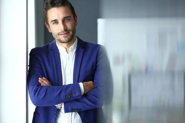 Retrato del joven diseñador frente a la computadora portátil y el ordenador mientras trabaja . —  Fotos de Stock