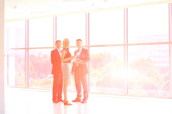 Femme d'affaires debout au premier plan dans le bureau . — Photo