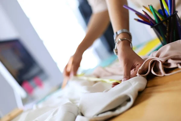 Fashion designer vrouw werkt aan haar ontwerpen in de studio — Stockfoto