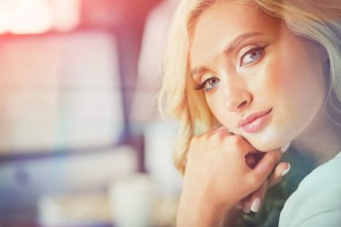 Güzel genç kadın ofiste oturma portre