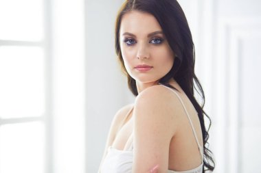 Evdeki yatakta uzanmış güzel esmer