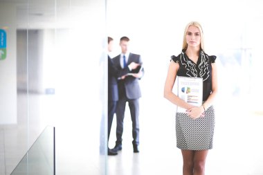 Gülümseyen iş adamları ofiste iyi bir sunumu alkışlıyorlar. .