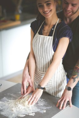 Genç çift mutfakta pasta hazırladı.