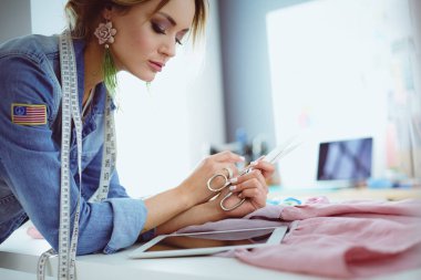 Moda Tasarımcısı kadın stüdyoda tasarımları ile iPad üzerinde