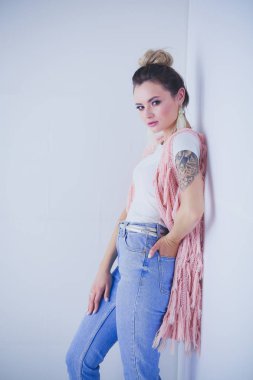 Çalışma odasında duran güzel bir kadın. Güzel kadın..