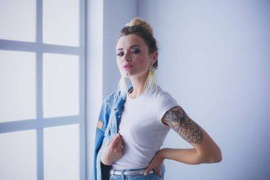 Çalışma odasında duran güzel bir kadın. Güzel kadın..