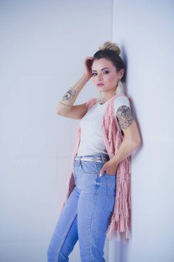 Çalışma odasında duran güzel bir kadın. Güzel kadın..