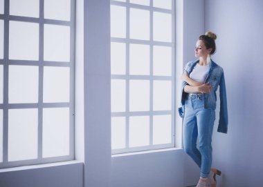 Çalışma odasında duran güzel bir kadın. Güzel kadın..