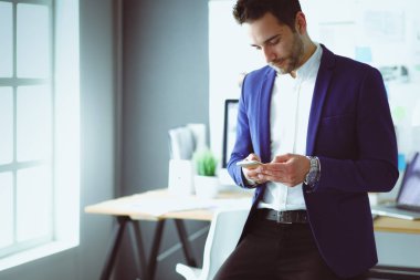 Genç tasarımcı ofisinde SMS yazma