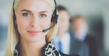 Destek telefonu operatörü kulaklığı ile portresi