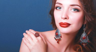 Siyah elbiseli, akşam makyajlı güzel bir kadın.