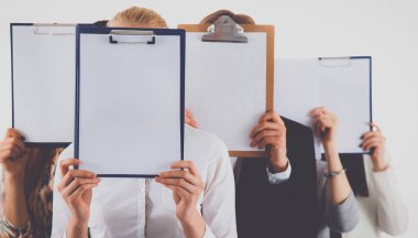 Beyaz arka plan üzerinde izole yüz yakınındaki bir klasörler holding iş adamları ekibinin