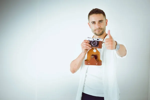 Jonge man met de camera. geïsoleerd op witte achtergrond — Stockfoto