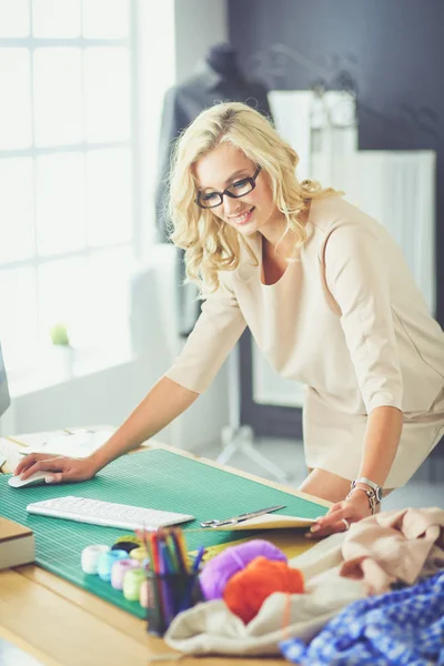 Modedesignerin arbeitet im Atelier an ihren Entwürfen — Stockfoto