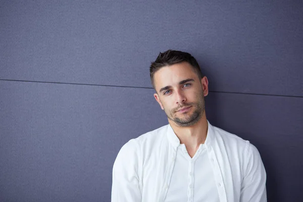 Jovem homem de negócios de pé isolado no fundo branco — Fotografia de Stock