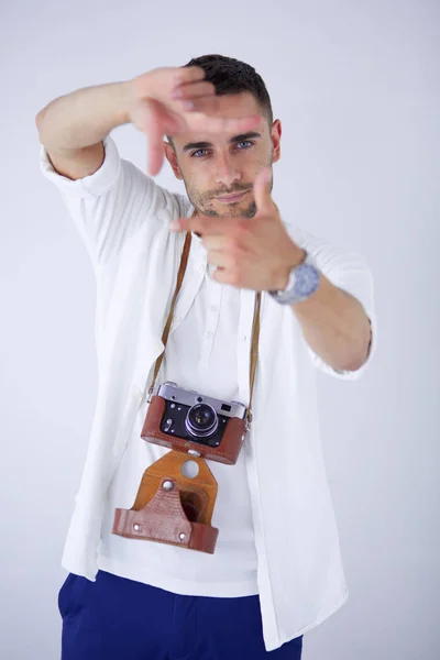 Un joven con cámara. Aislado sobre fondo blanco —  Fotos de Stock