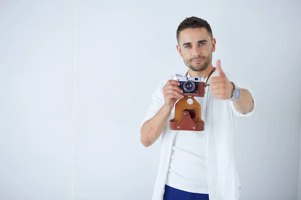 Junger Mann mit Kamera. isoliert über weißem Hintergrund — Stockfoto