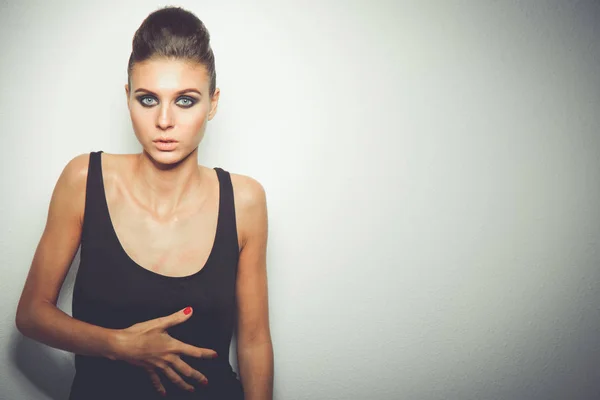 Portret van een mooie vrouw met ketting, geïsoleerd op witte achtergrond. Portret van een mooie vrouw. — Stockfoto