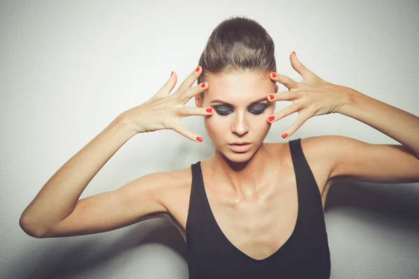 Retrato de una hermosa mujer con collar, aislado sobre fondo blanco. Retrato de una mujer hermosa. — Foto de Stock