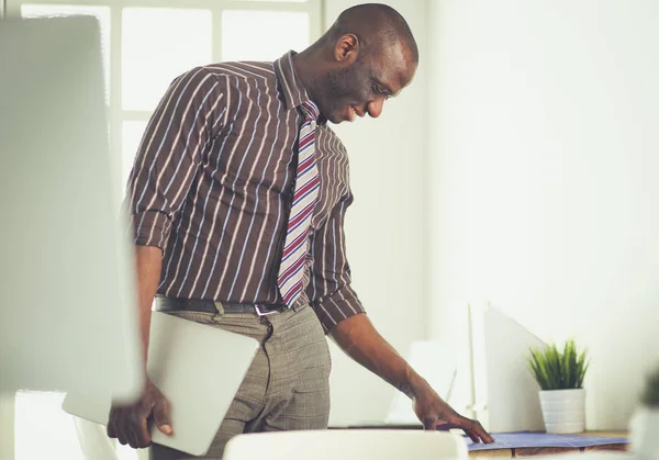 Arquitecto afroamericano trabajando con computadoras y planos en la oficina — Foto de Stock