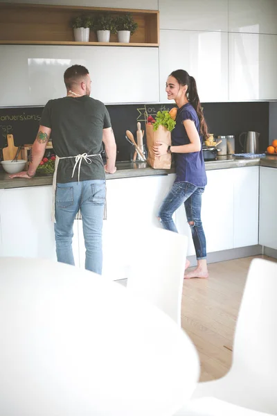 Mooi jong paar is het hebben van plezier in de keuken thuis — Stockfoto