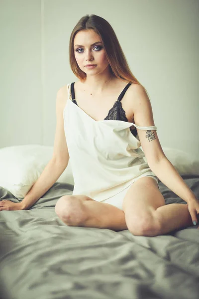 Sexy mujer de moda en la cama — Foto de Stock