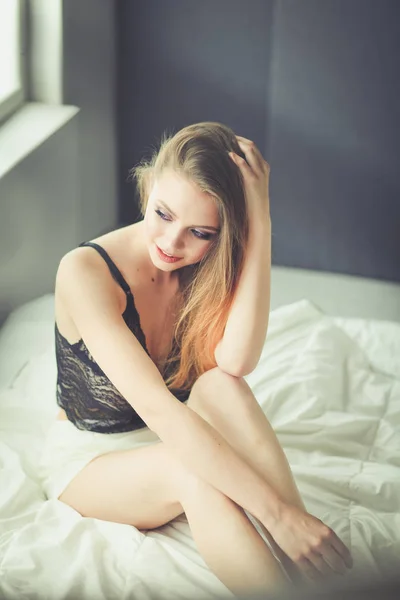 Sexy modna kobieta na łóżku — Zdjęcie stockowe