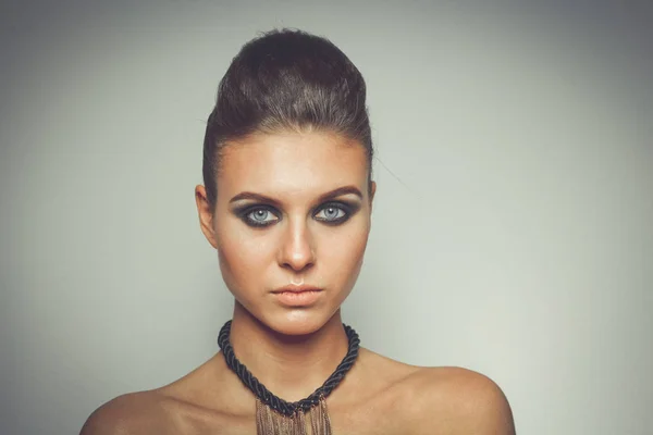 Portret van een mooie vrouw met ketting, geïsoleerd op witte achtergrond. Portret van een mooie vrouw. — Stockfoto