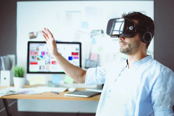 Joven programador de software masculino probando una nueva aplicación con gafas de realidad virtual 3d en la oficina . — Foto de Stock