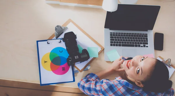 Fotógrafa sentada na mesa com laptop — Fotografia de Stock