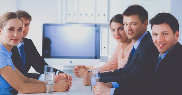 Uomini d'affari che siedono e discutono alla riunione di lavoro, in ufficio — Foto Stock